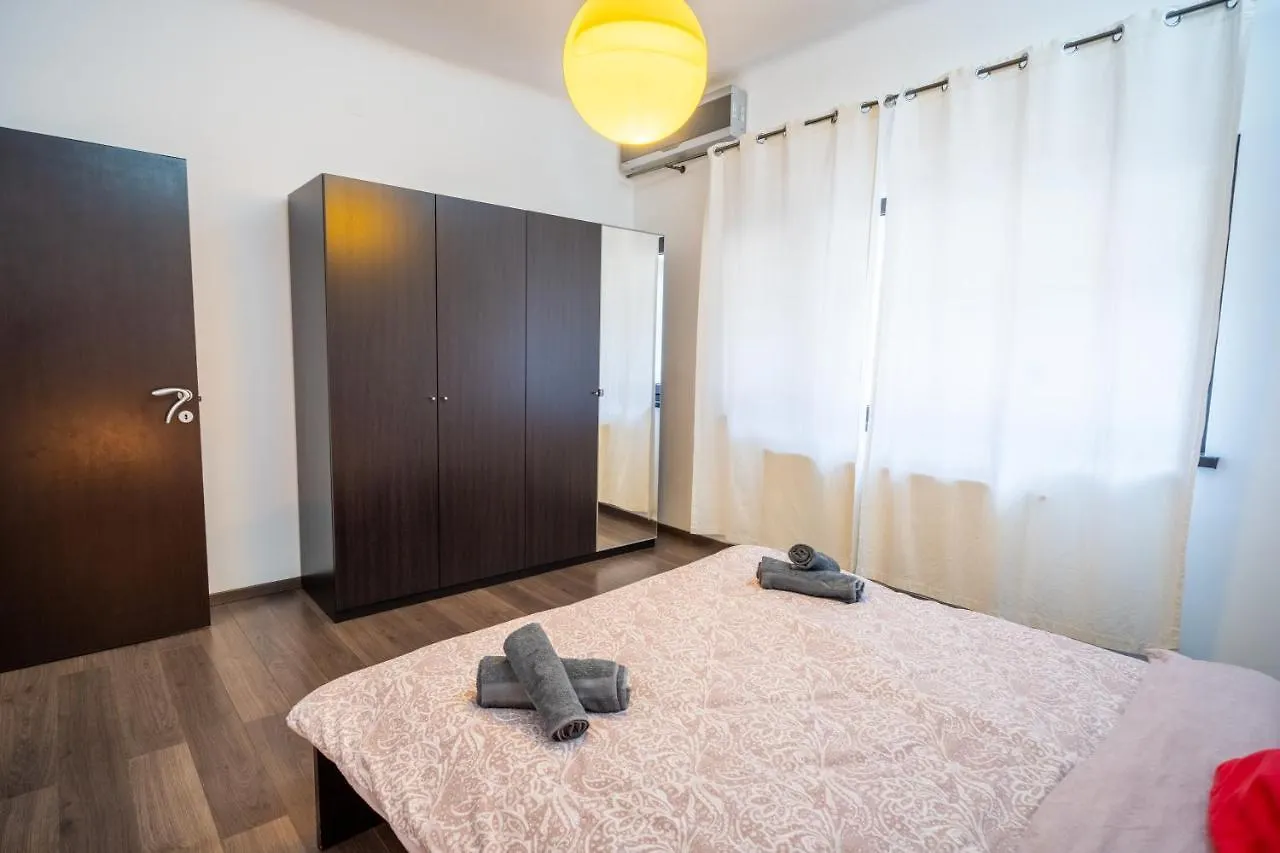 Cozy & Spacious Flat Near Victoriei Square Bucureşti Apartament